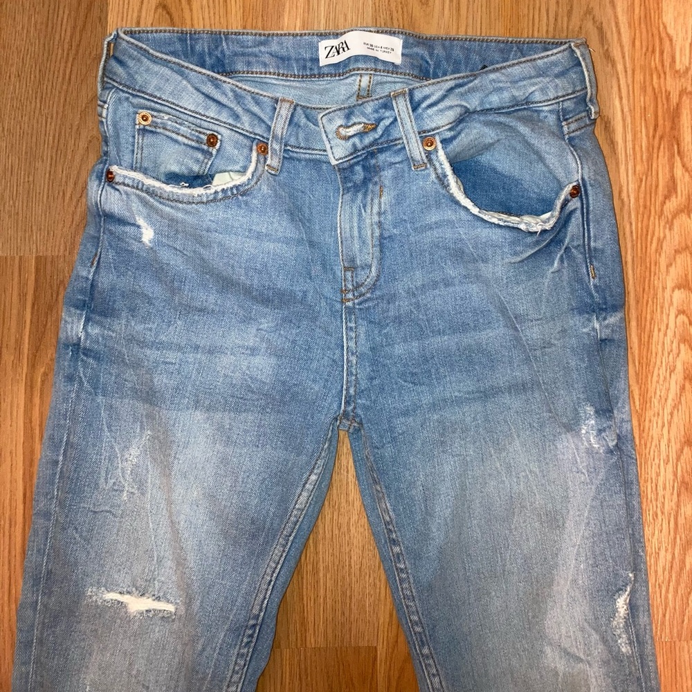 Zara mid-rise light wash jeans. Distressed and fringed at the ankles